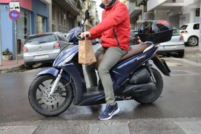Από το «Μπρούσκο» και τις παραστάσεις στους δρόμους ως οδηγός ντελίβερι