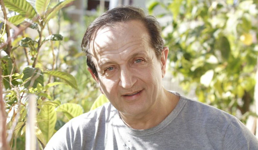 «Βόμβες» Μπιμπίλα για πρωταγωνιστή που λόγω ανέχειας έγινε ντελιβεράς και «κρύβεται» πίσω από μια μάσκα