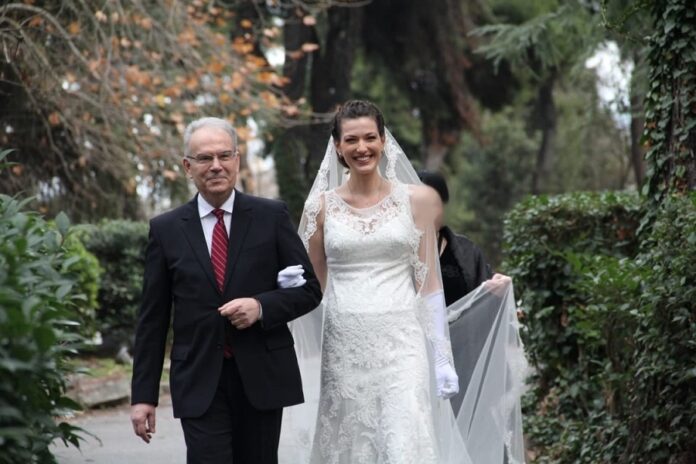 Πασίγνωστη Ελληνίδα ηθοποιός πάντρεψε τη κόρη της