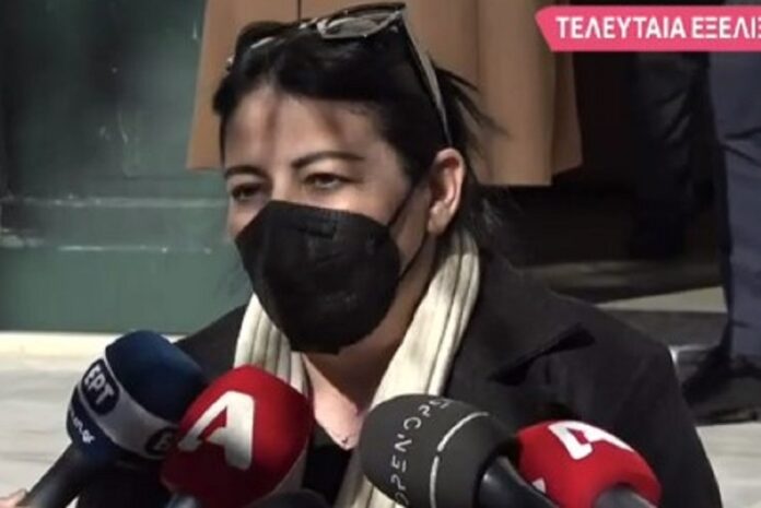 Ξέσπασε η μητέρα της Αρναούτη στη δίκη Παντελίδη: «Η κόρη μου ήταν ένα μάτσο κόκκαλα και σωληνάκια»
