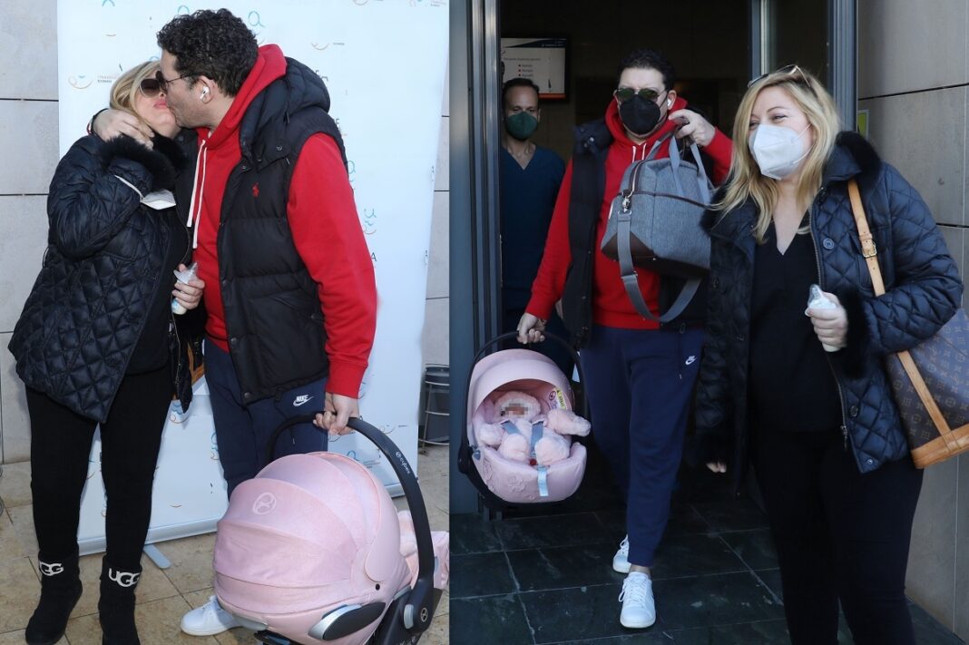 Εξιτήριο από το μαιευτήριο για την οικογένεια Μπιθικώτση – Το φιλί του τραγουδιστή στη σύζυγό του