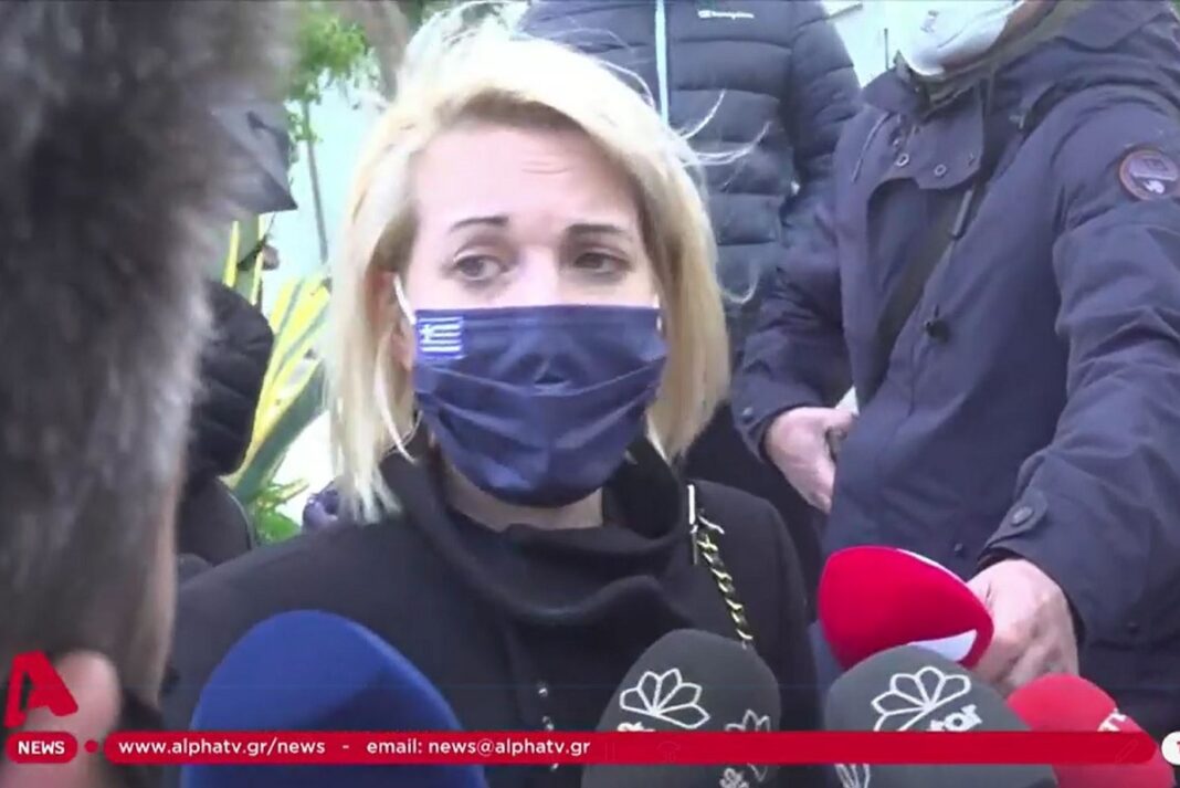 Κηδεία Μονογιού: Συντετριμμένη η αδελφή του είπε δυο λόγια στους δημοσιογράφους