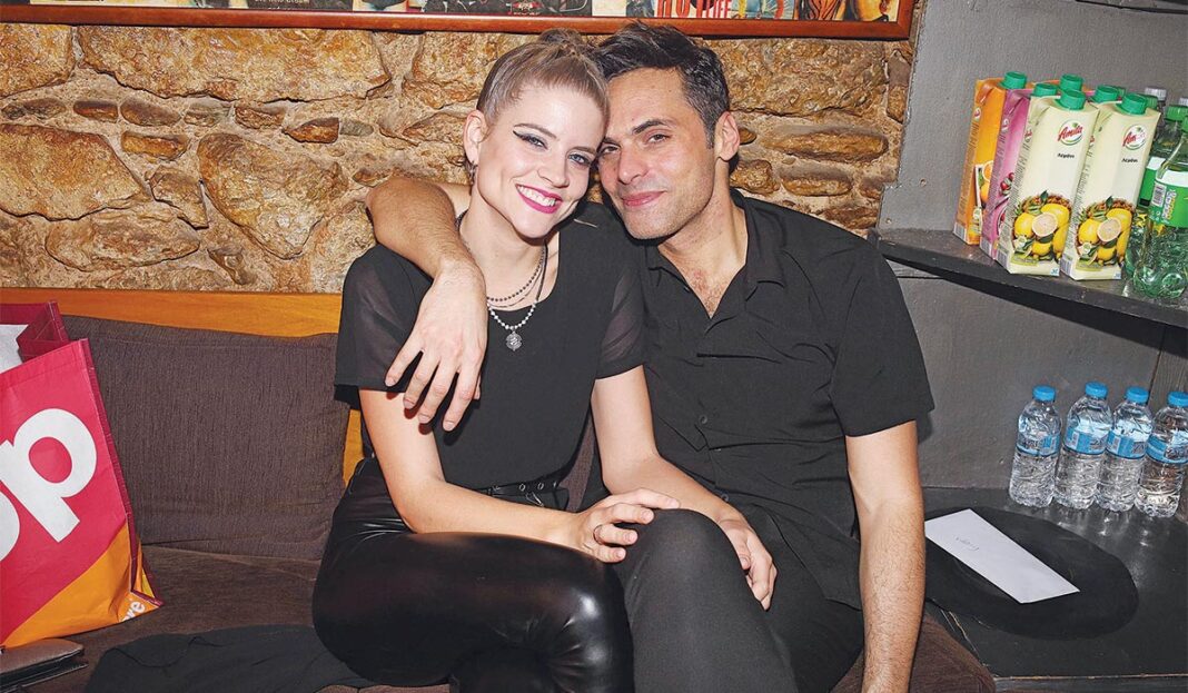 Η Δρόσω κάνει... μουτράκια στις ερωτικές σκηνές του συζύγου της