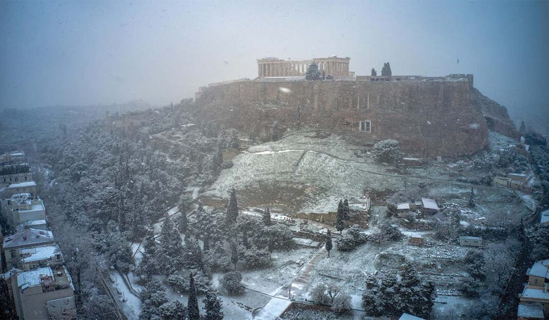 «Λουκέτο» σε όλες τις δημόσιες υπηρεσίες και χιλιάδες πολίτες αποκλεισμένοι στους δρόμους της Αττικής