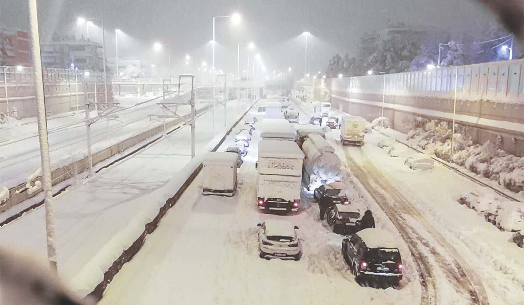 «Αιχμάλωτοι» 3.500 άνθρωποι στην Αττική Οδό