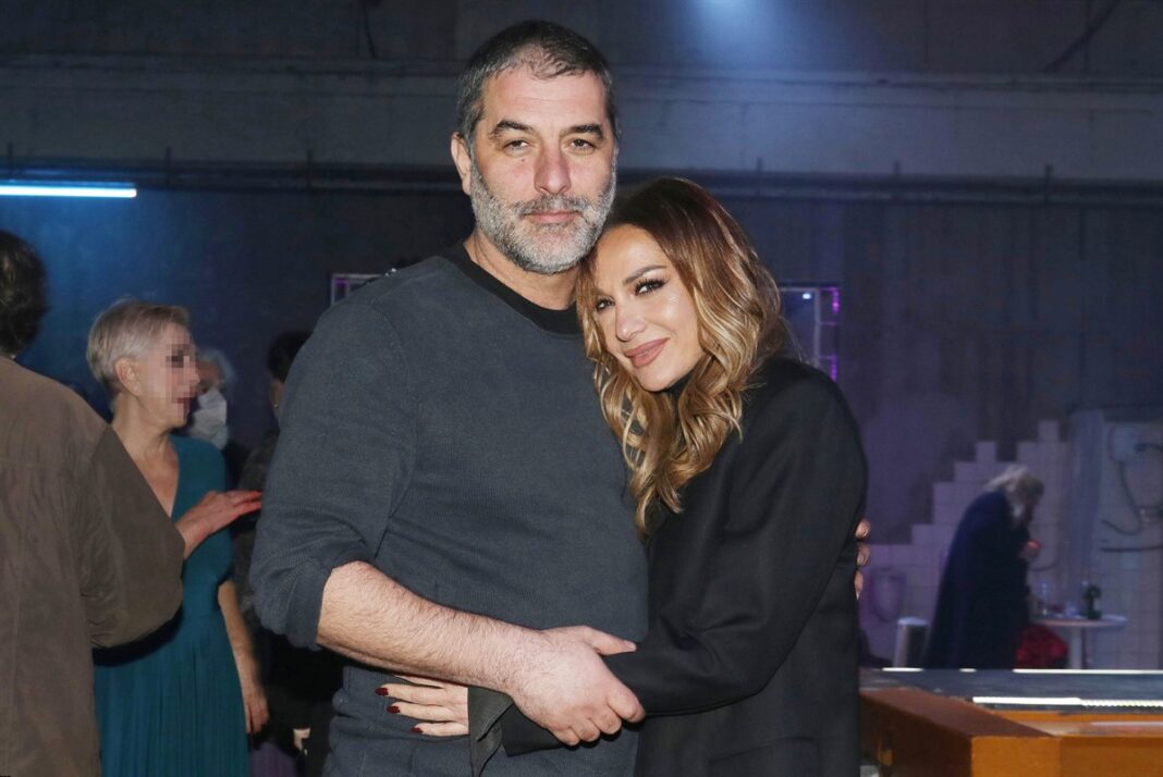 Ο Μπισμπίκης πήρε φόρα με τις δημόσιες ερωτικές εξομολογήσεις για τη Βανδή