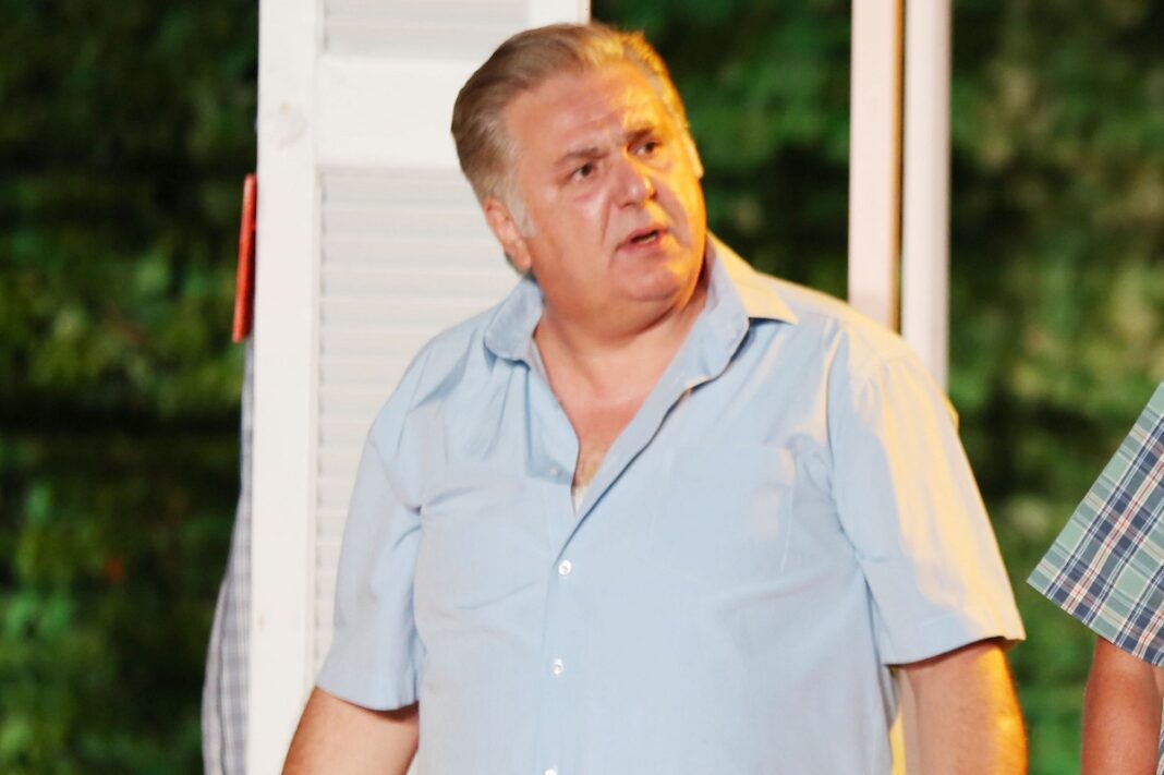 Έξαλλος ο Ιεροκλής Μιχαηλίδης ξέσπασε στο θεατρικό σανίδι: «Ντρέπομαι γι’αυτό που συμβαίνει»