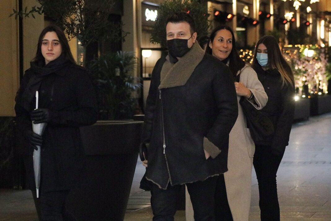 Ο Γιάννης Πλούταρχος για καφέ με τη σύζυγό του και τις κόρες τους