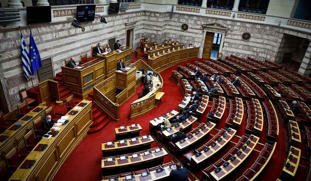 Μέλος της κυβέρνησης σκαρφίστηκε ότι κόλλησε κορονοϊό για να εξαφανιστεί από τη βουλή σε νομοσχέδιο «φωτιά»