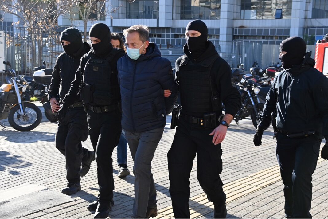 Ξεκίνησε η δίκη του Δημήτρη Λιγνάδη – Έφτασε στα δικαστήρια με χειροπέδες και δρακόντεια μέτρα ασφαλείας