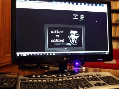 Πόλεμος στην Ουκρανία: Η ομάδα χάκερ Anonymous ανέλαβε την ευθύνη για την επίθεση σε ιστότοπους ρωσικών ΜΜΕ
