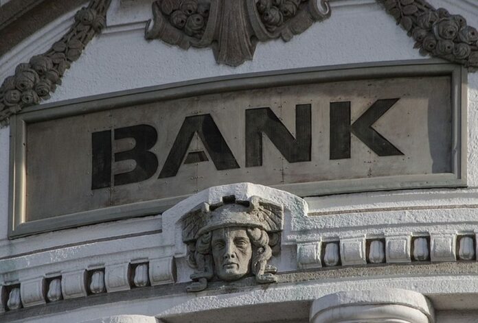 Πόλεμος στην Ουκρανία: Ουρές σχηματίζουν οι Ρώσοι στα ΑΤΜ
