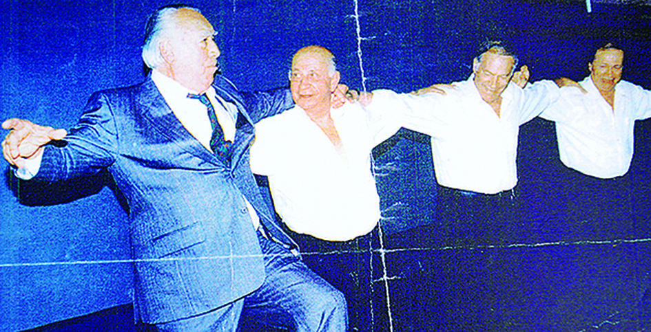 f3 Με τον Άντονυ Κουίν σε τιμητική εκδήλωση προς τιμή του χορεύοντας συρτάκι με τα τρία αδέρφια