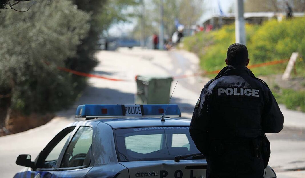Πατέρας και οι δυο γιοί του σκότωσαν συγχωριανό τους με φονικό «κάβουρα»