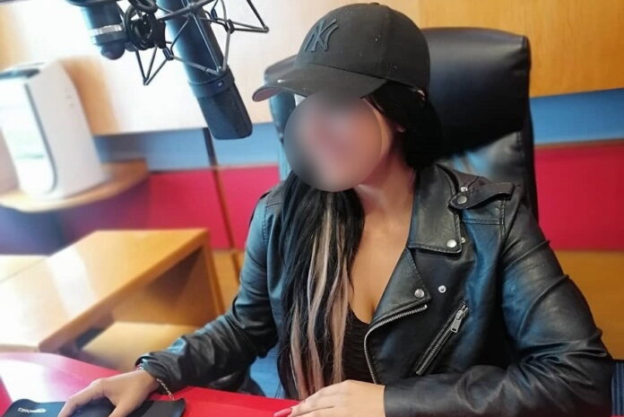 Βρέθηκε νεκρή γνωστή δημοσιογράφος, τυλιγμένη σε σεντόνι