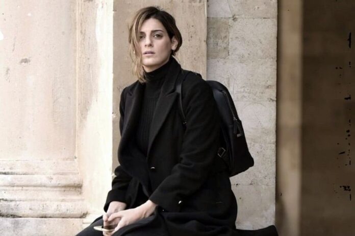 Χριστίνα Χειλά Φαμέλη: Χαλαρώνει στο σαλόνι του σπιτιού της με τον τετράποδο φίλο της