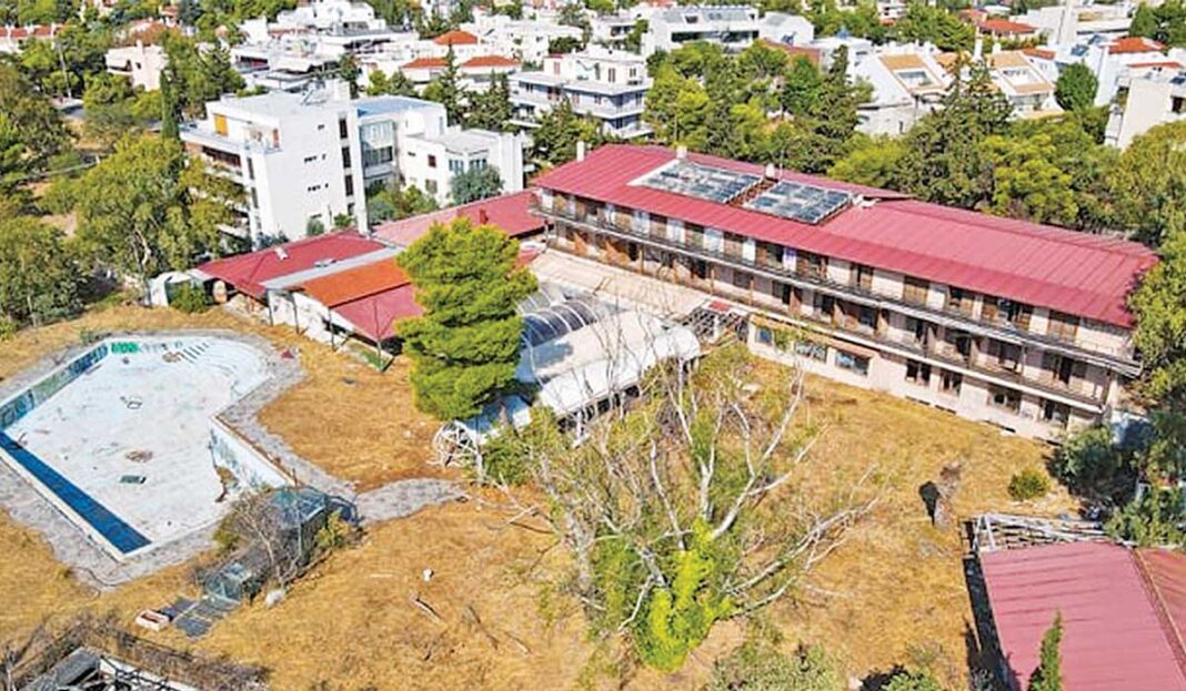 Στο σφυρί το ξενοδοχείο «φάντασμα» των κοσμικών