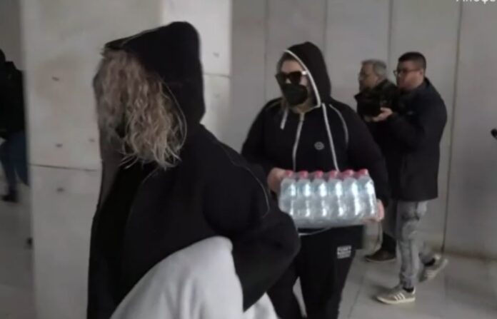 Στη ΓΑΔΑ η μητέρα και η αδελφή της Πισπιρίγκου: «Κάντε μας τη χάρη», φώναξαν έξαλλες στους δημοσιογράφους