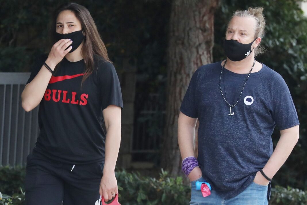Χρηστός Δάντης: Η ενόχληση του τραγουδιστή από μηνύματα στα social media για τη σχέση του με την Ασημίνα