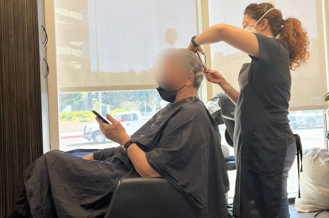 Ποιον πρωταγωνιστή «τσάκωσε» ο φωτογραφικός φακός στο κομμωτήριο;