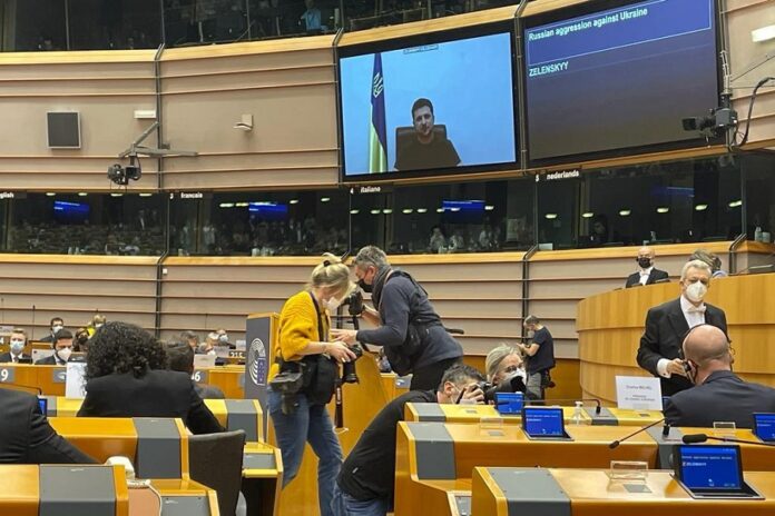 Πόλεμος στην Ουκρανία: Ο Ζελένσκι καταχειροκροτήθηκε στο Ευρωκοινοβούλιο – «Θέλουμε να είμαστε ισότιμα μέλη της Ευρώπης»