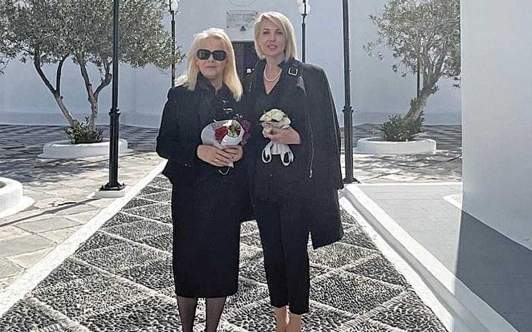 Κατερίνα Μονογυιού: Στην εκκλησία με τη μητέρα της λίγους μήνες μετά το χαμο του αδελφού της