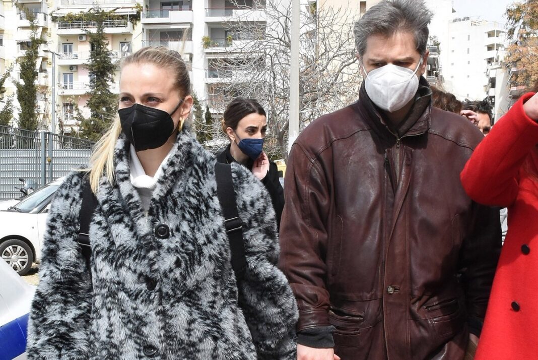 Δίκη Φιλιππίδη: Η Λένα Δροσάκη στο δικαστήριο ως μάρτυρας κατηγορίας - Στο πλευρό της ο Μπουρδούμης