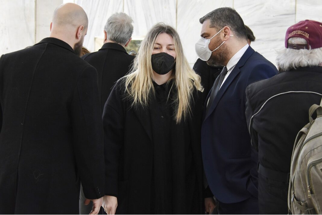 Συντετριμμένη η Ελισάβετ Μουτάφη στο τελευταίο αντίο του πατέρα της