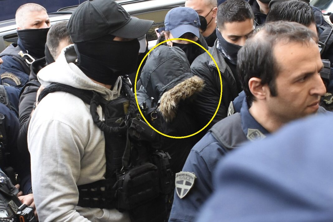 Υπό δρακόντεια μέτρα ασφαλείας η μεταφορά της Πιπισπρίγκου στον εισαγγελέα - Φορούσε αλεξίσφαιρο γιλέκο