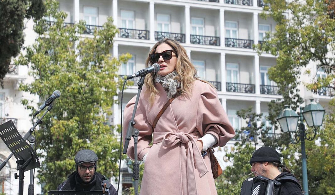 Κακός χαμός με την απόφαση της Μποφίλιου να τραγουδήσει στη χθεσινή αντιπολεμική συναυλία