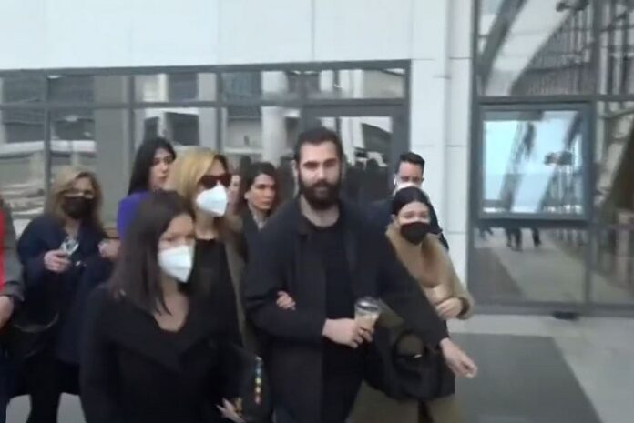 Δίκη Φιλιππίδη: Στο δικαστήριο η σύζυγός του, Ελπίδα Νίνου με το γιο τους, Δημήτρη