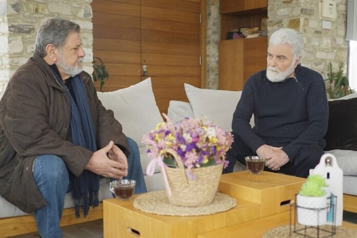 «Η γη της ελιάς»: O Κωνσταντίνος φτιάχνει τα συμβόλαια για το σπίτι και το γράφει στην Ισμήνη