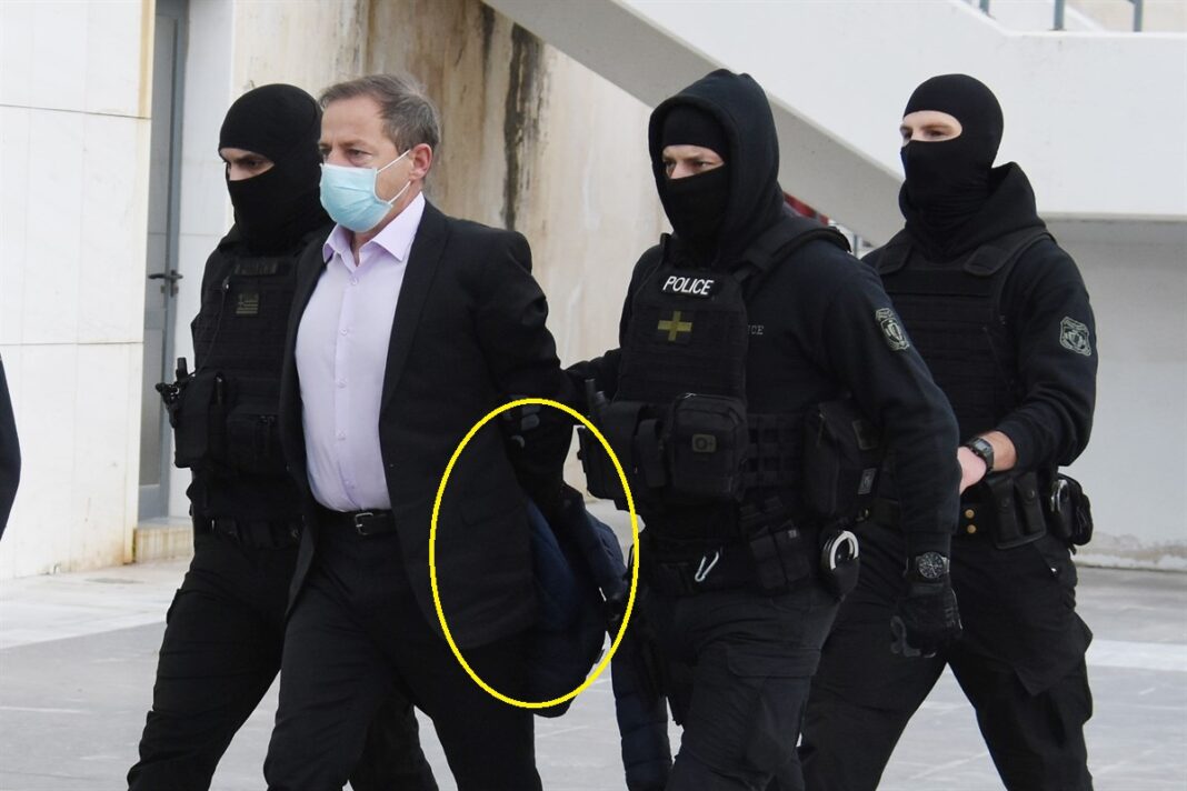 Δίκη Λιγνάδη: Συνεχίζεται η δίκη - Ο σκηνοθέτης κάλυψε τα χέρια του ώστε να κρύψει τις χειροπέδες
