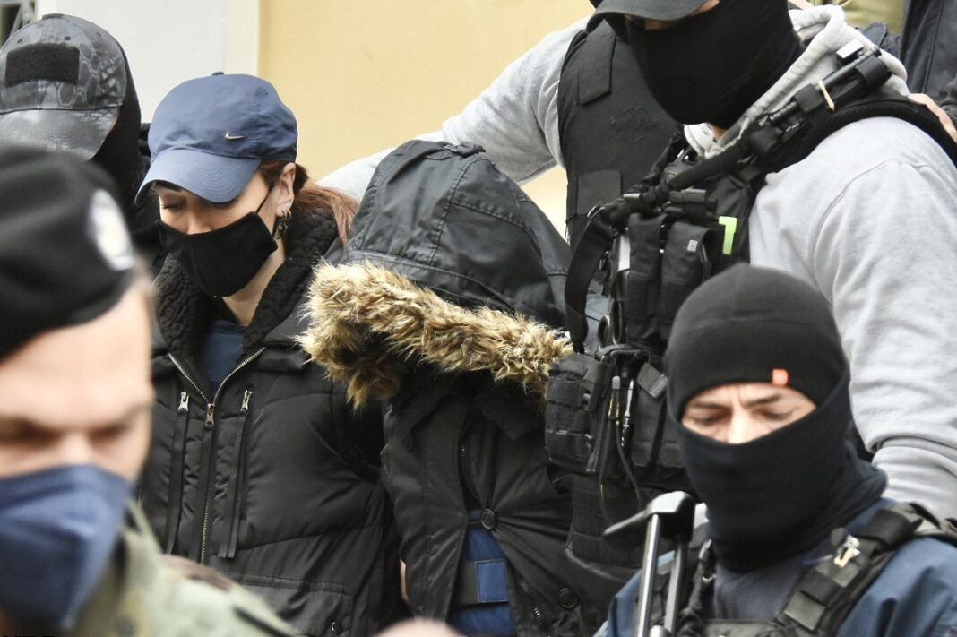 Οι αποδοκιμασίες του κόσμου στην Πισπιρίγκου έξω από την Ευελπίδων: «Βρωμιάρα, φόνισσα, ψόφα»