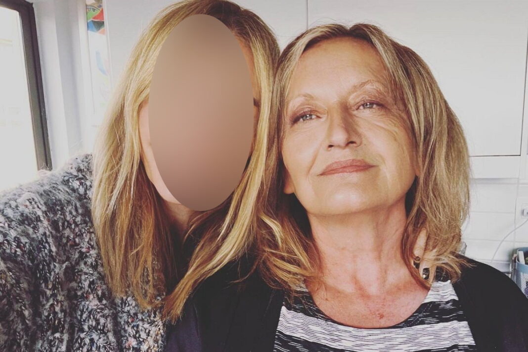 Γνωστή κυρία της σόουμπιζ ποζάρει με τη μητέρα της ανήμερα της Γιορτής της Γυναίκας