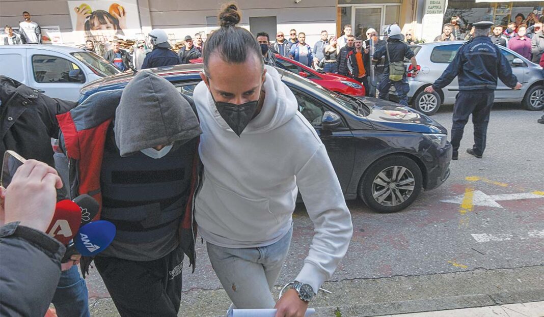 Φονιάς και... φιλόζωος! Μετά το τετραπλό έγκλημα πήγε ατάραχος και τάισε τον σκύλο του