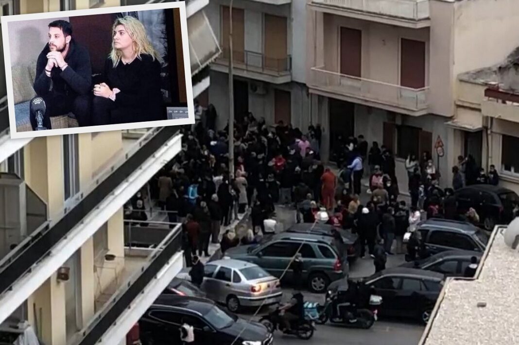 Θάνατος παιδιών στην Πάτρα: Πλήθος κόσμου έξω από το σπίτι της Πισπιρίγκου