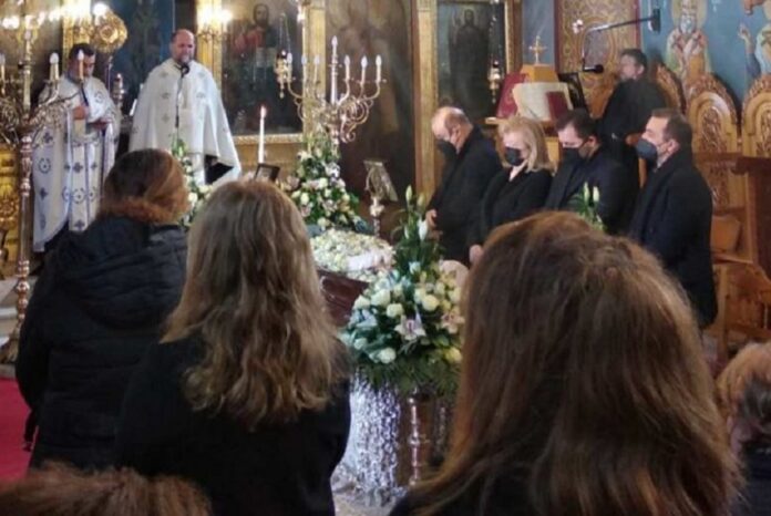 Συντετριμμένος ο Παύλος Χαϊκάλης στην κηδεία του αδελφού του