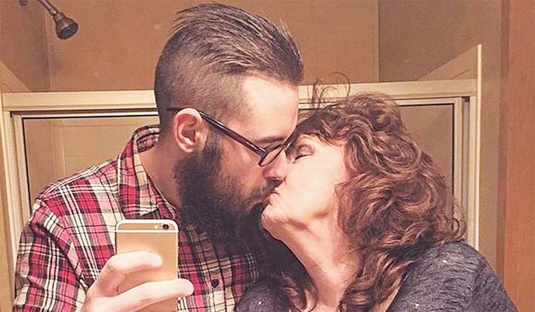 «Sexy» γιαγιάδες δεν διστάζουν να τα πετάξουν όλα στη διάσημη «πικάντικη» πλατφόρμα ενηλίκων