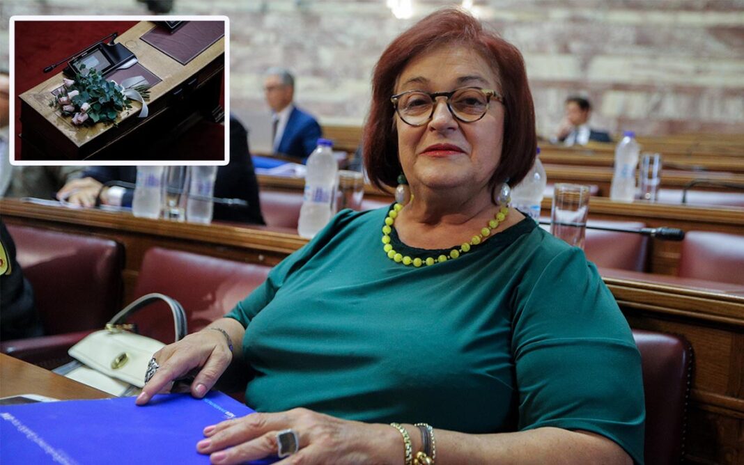 Με ένα μπουκέτο ροζ τριαντάφυλλα αποχαιρέτησαν οι βουλευτές τη Μαριέττα Γιαννάκου