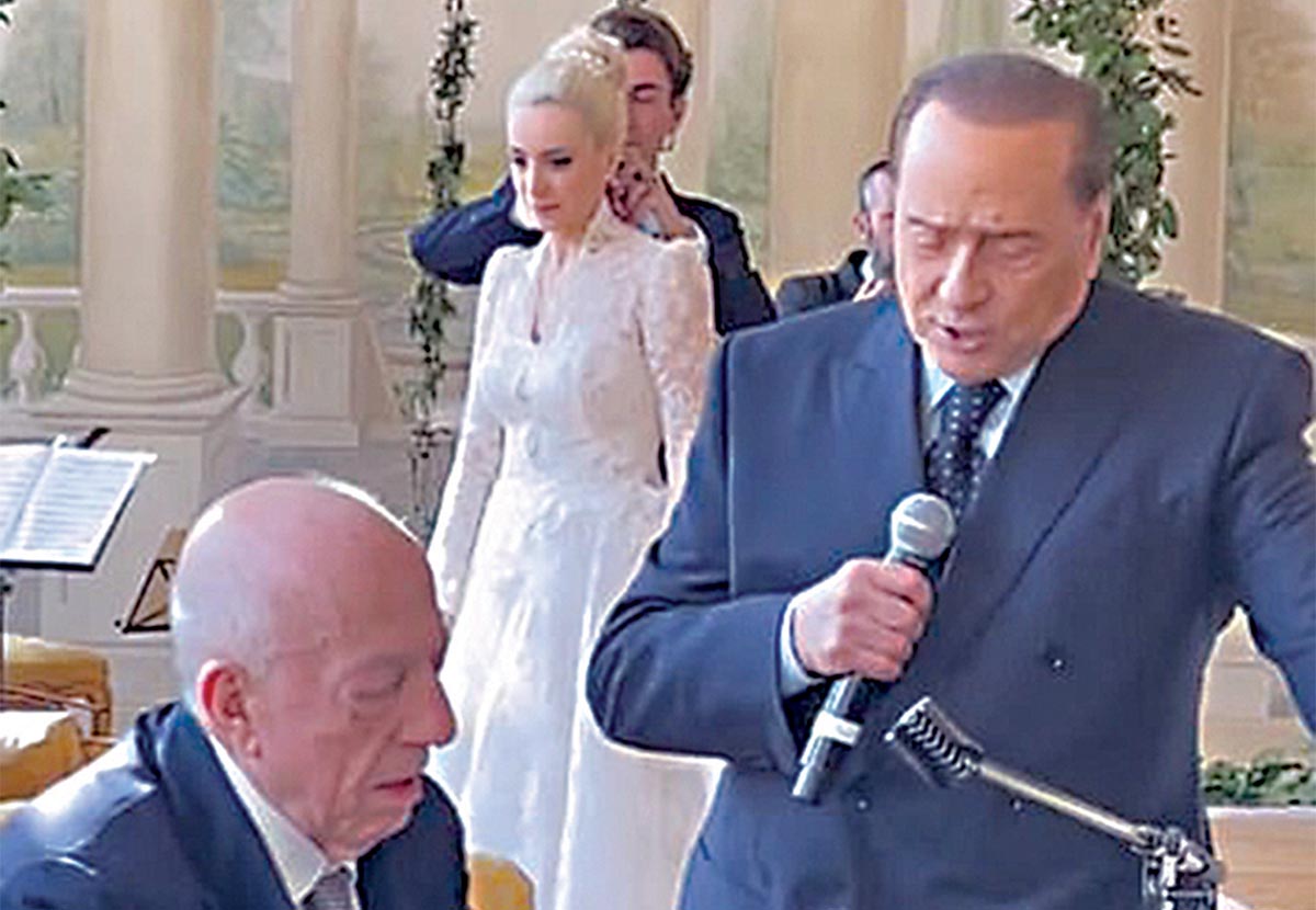σελ 24 φ1 55603845 10634851 Snaps online revealed how guests were serenaded by Berlusconi du m 63 1647852957105