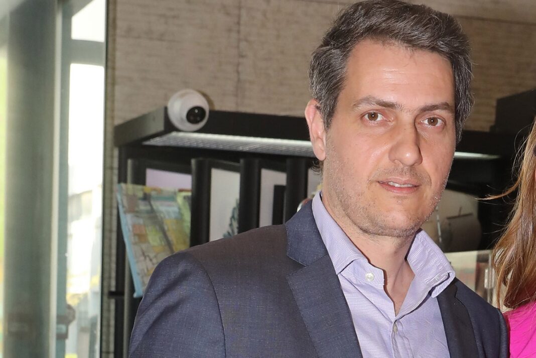 Ο γοητευτικός κύριος είναι σύζυγος Ελληνίδας παρουσιάστριας