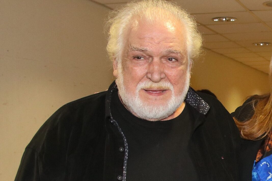 Ο Κώστας Καζάκος αντιμετωπίζει πρόβλημα υγείας - Αποχώρησε από την παράσταση «Ματωμένα χώματα»
