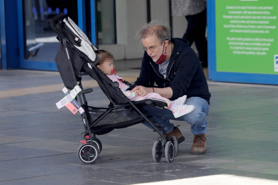 Ο Μίλτος Πασχαλίδης στο αεροδρόμιο με την κορούλα του