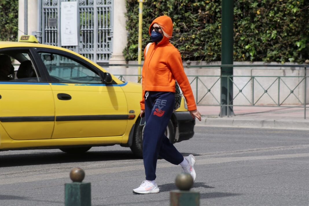 Ποια παρουσιάστρια εντοπίσαμε στο κέντρο της Αθήνας και τρομάξαμε να την αναγνωρίσουμε;