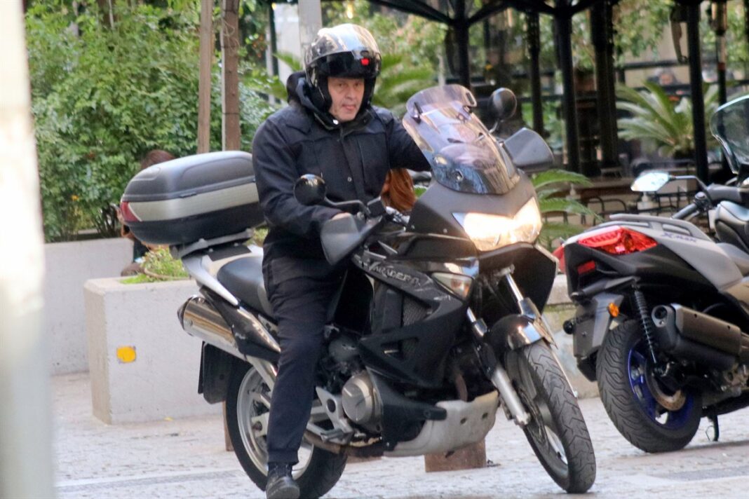 «Τσακώσαμε» τον easy rider Απόστολο Γκλέτσο στο κέντρο της Αθήνας