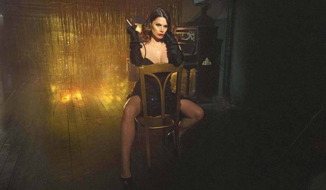Εντυπωσιακό comeback από τη Βίκυ Καρνέζη