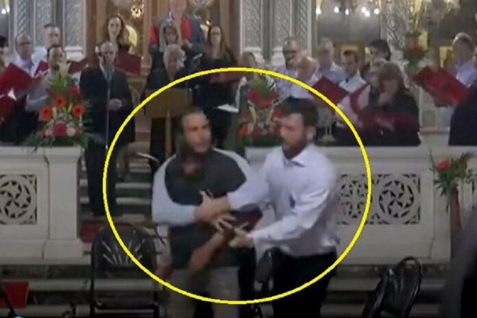 Αλλοδαπός εισέβαλλε στον Άγιο Παντελεήμονα και πήρε το μικρόφωνο απαγγέλοντας αποσπάσματα από το κοράνι