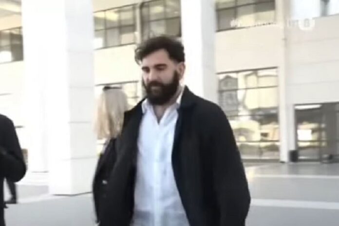 Δίκη Φιλιππίδη: Έξαλλος ο γιος του ηθοποιού με τους δημοσιογράφους – «Σοβαρευτείτε ρε»