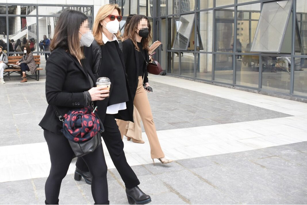 Διεκόπη η δίκη Φιλιππίδη – Ξέσπασε σε κλάματα η Ελπίδα Νίνου την ώρα που κατάθετε